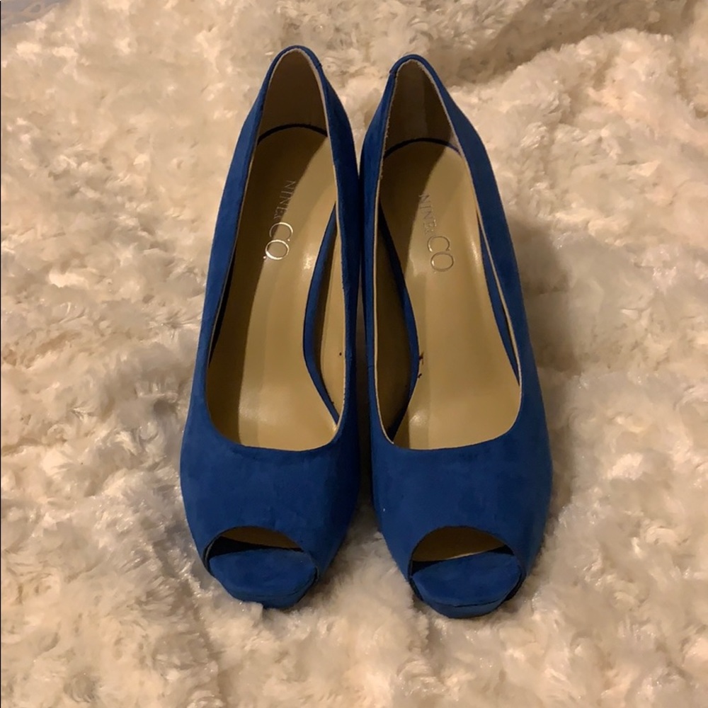 Peep toe pumps